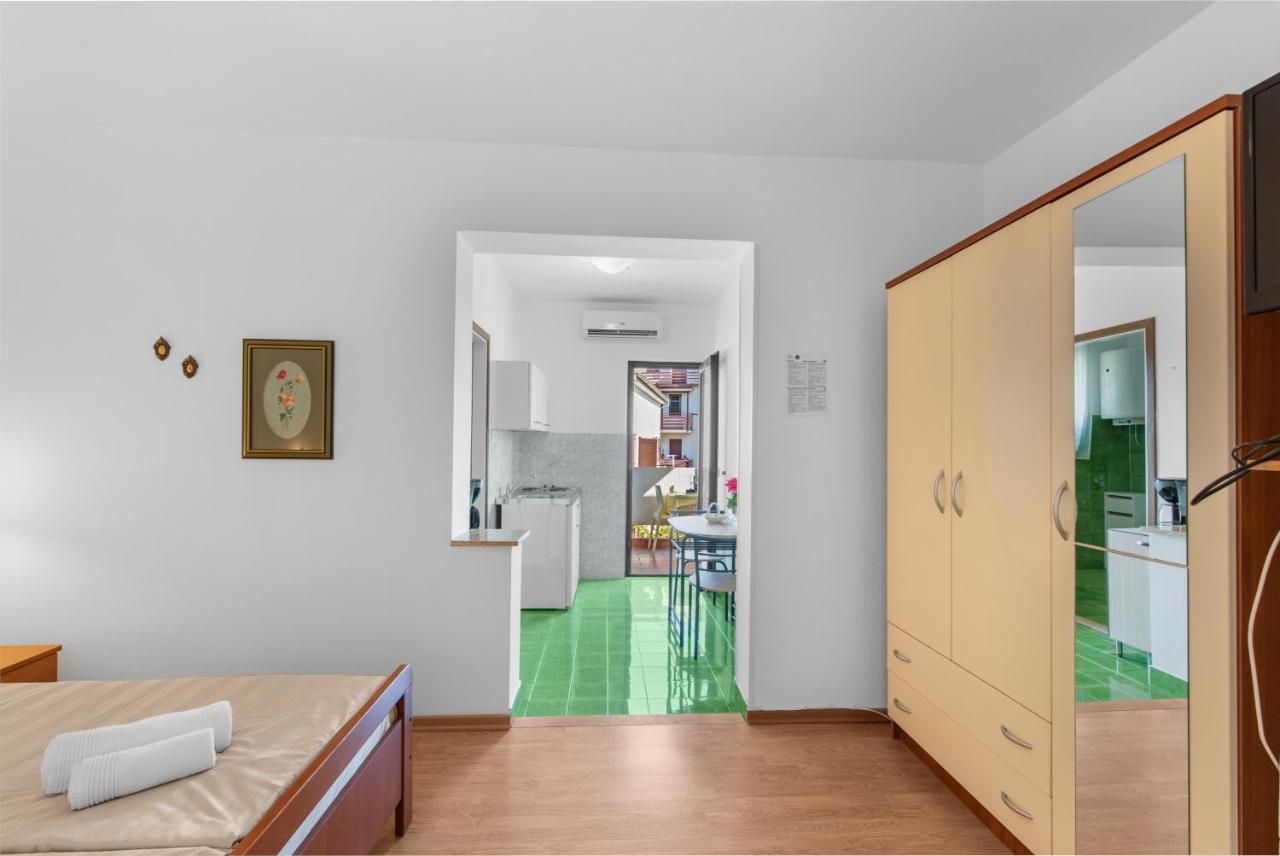 Apartments Villa Falcon Funtana Extérieur photo