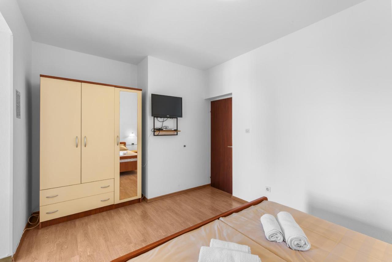 Apartments Villa Falcon Funtana Extérieur photo