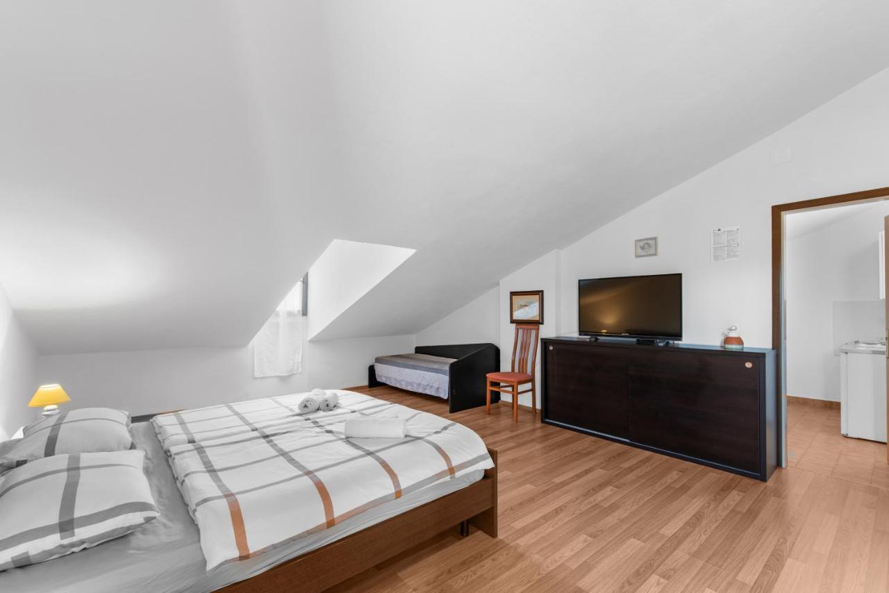 Apartments Villa Falcon Funtana Extérieur photo