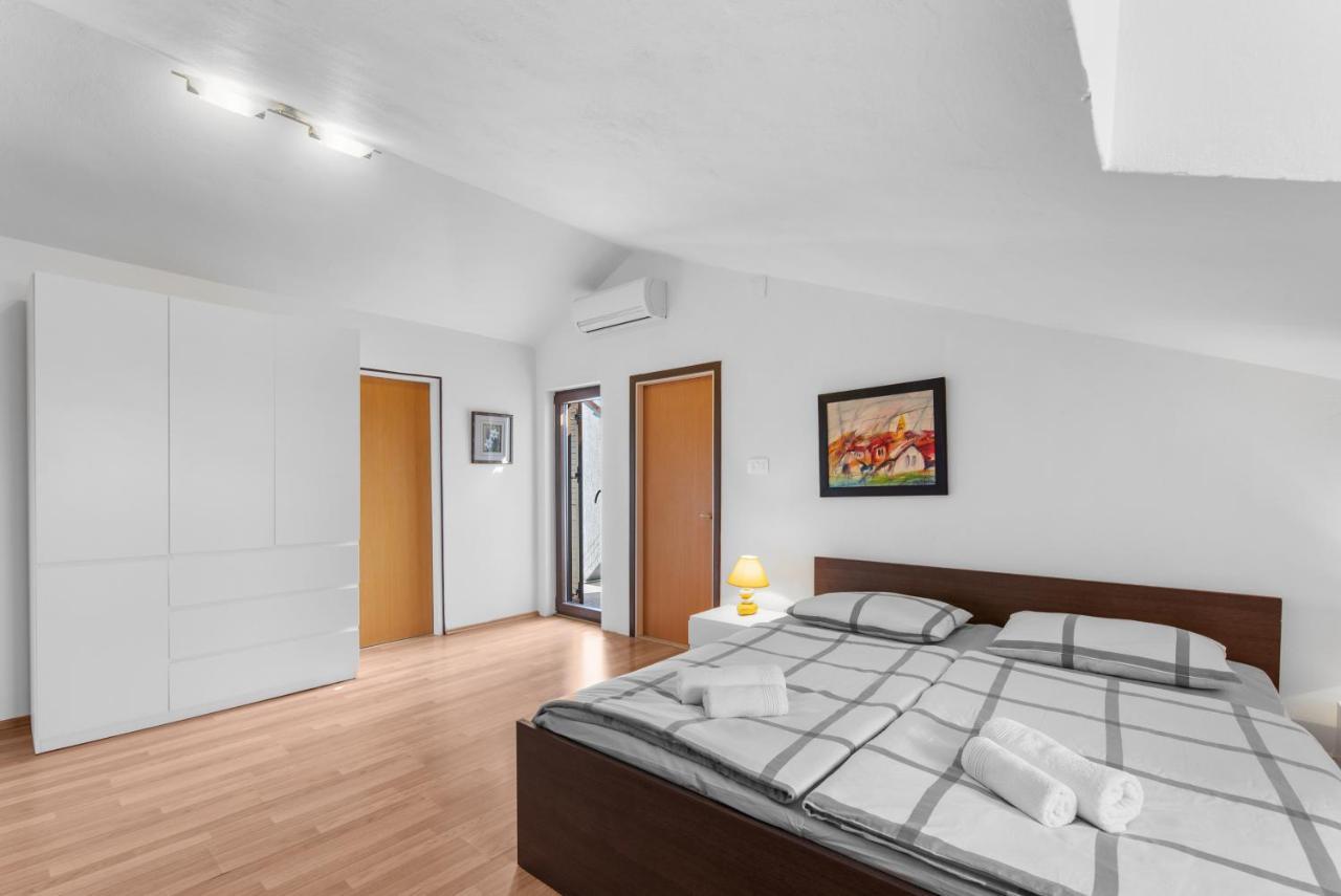 Apartments Villa Falcon Funtana Extérieur photo