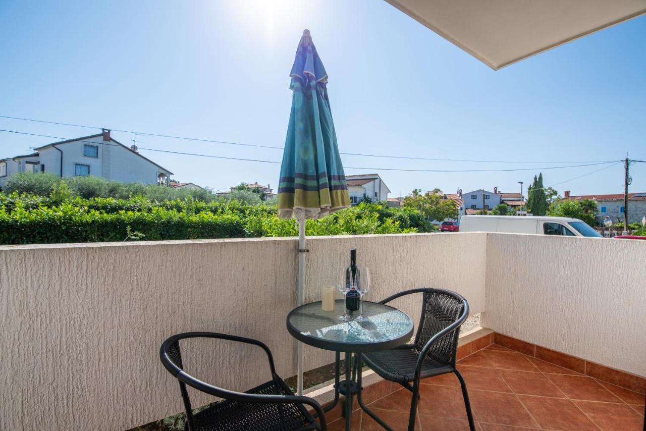 Apartments Villa Falcon Funtana Extérieur photo