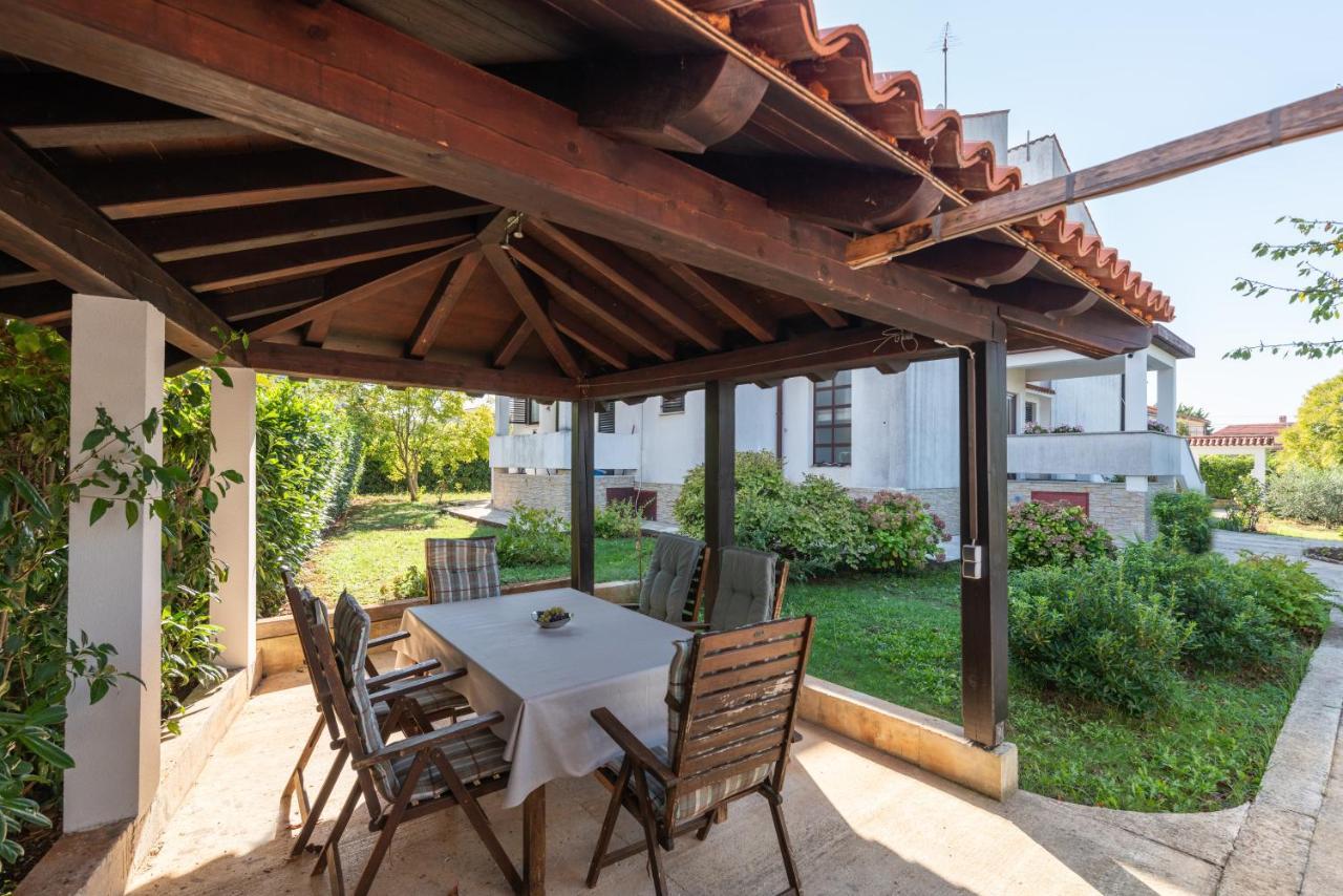 Apartments Villa Falcon Funtana Extérieur photo