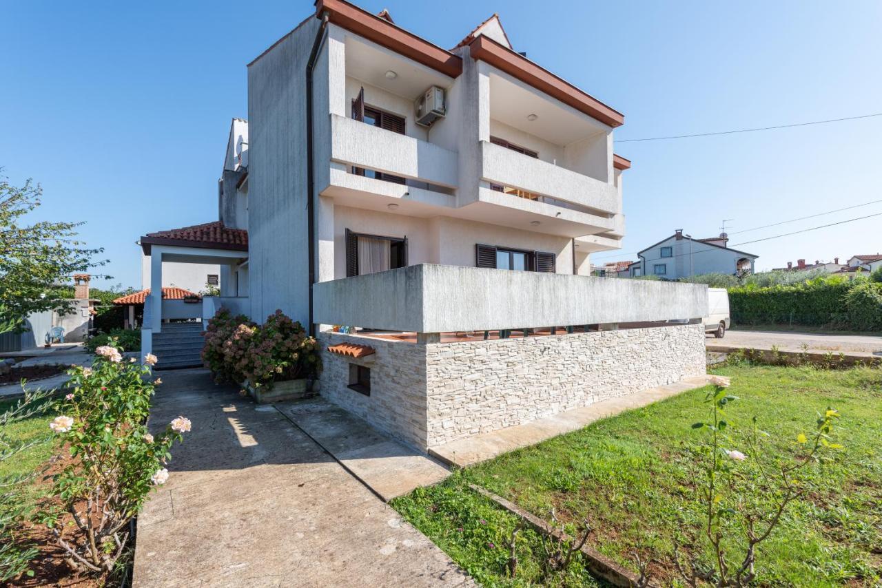 Apartments Villa Falcon Funtana Extérieur photo
